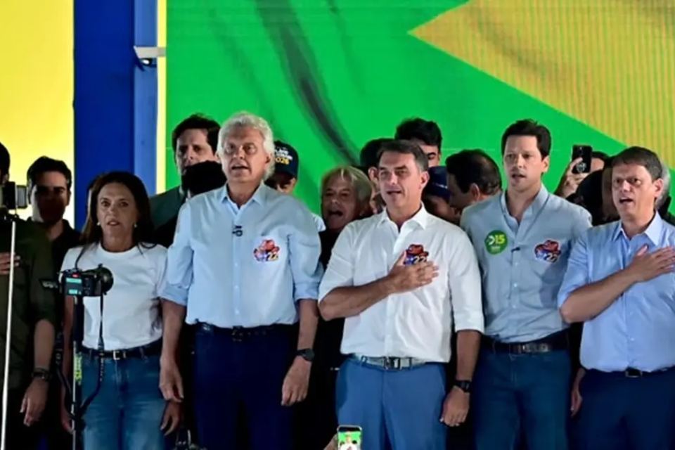 O MDB articula o apoio da maioria de seus diretórios estaduais à candidatura de Flávio Bolsonaro (PL) no segundo turno da eleição presidencial. O anúncio está previsto para a tarde da próxima terça-feira (13), em São Paulo, segundo informações da coluna P