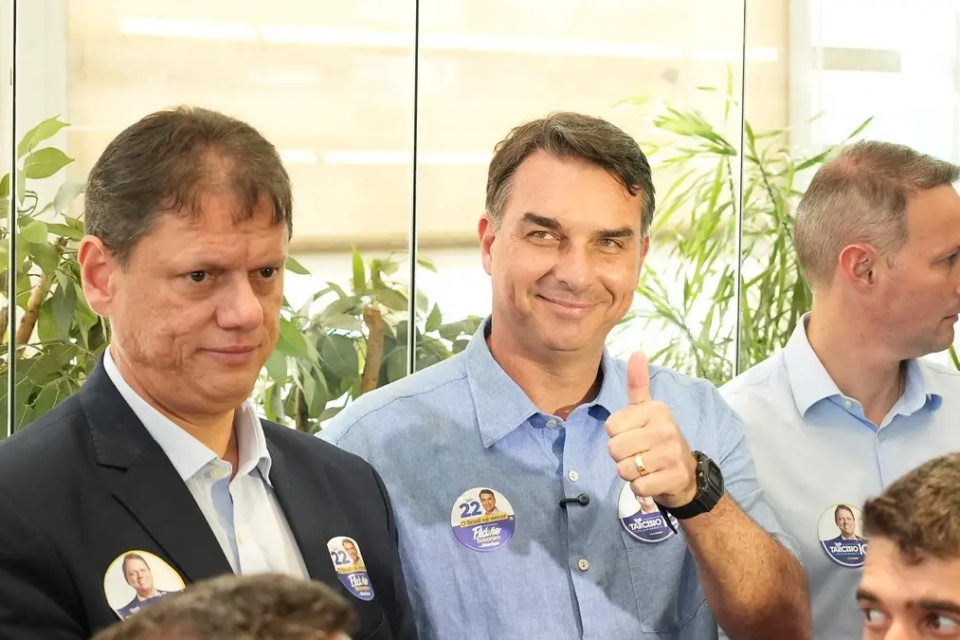PL planeja projeto para inviabilizar PEC da escala 6x1 caso Flávio Bolsonaro seja eleito