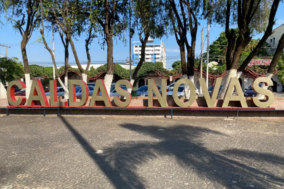 Praça Mestre Orlando vira 'banheiro a céu aberto' e gera onda de queixas em Caldas Novas