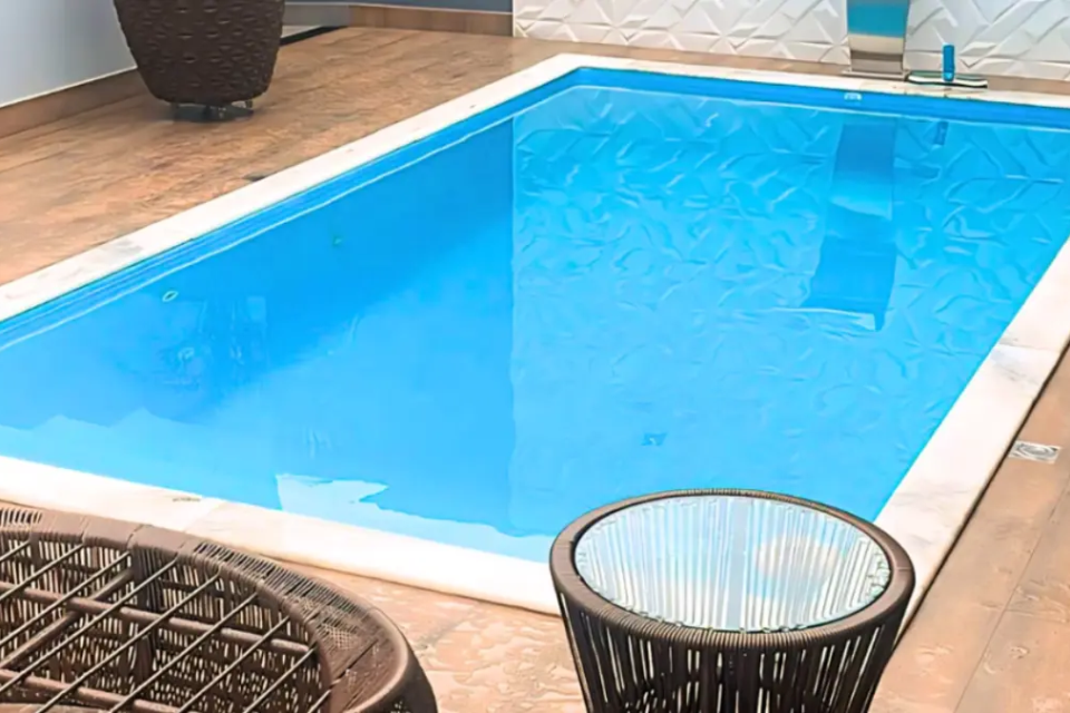Bombeiros resgatam homem em piscina de residência no Parque Atheneu, em Goiânia