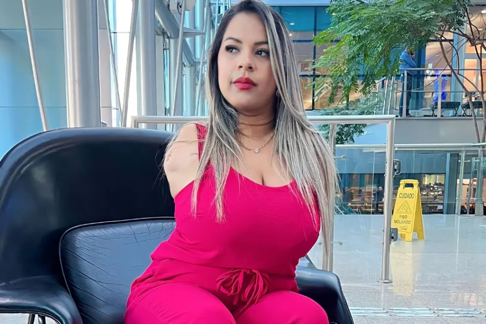 Goiana que nasceu sem os braços cozinha, dirige e faz rapel: 'Se falar que eu não consigo, vou lá e mostro'