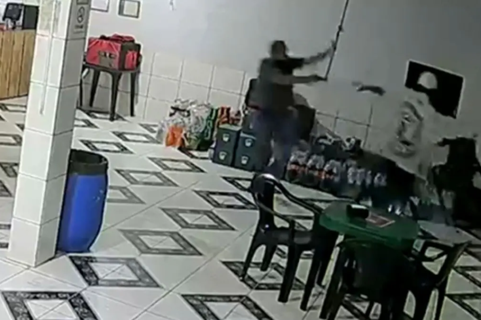 Homem é baleado por policial civil após causar tumulto e agredir agente em pizzaria de Aruanã