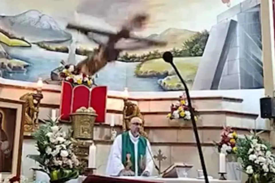 Padre morre atingido por cruz durante missa ao vivo logo após discursar sobre a morte