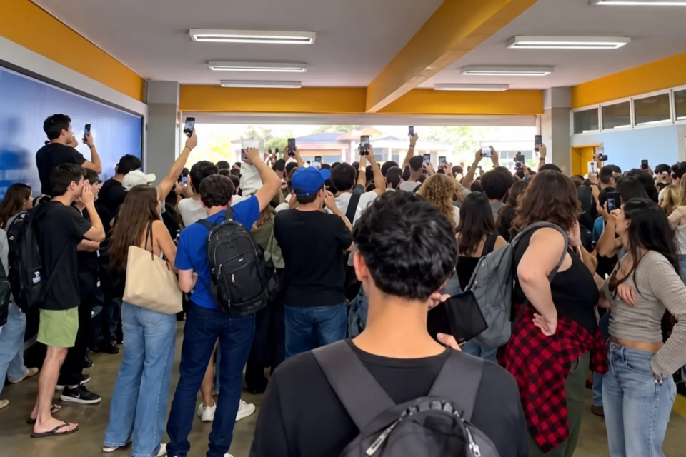 Estudantes pró-Lula e pró-Flávio entram em confronto verbal nos corredores de universidade em Goiás