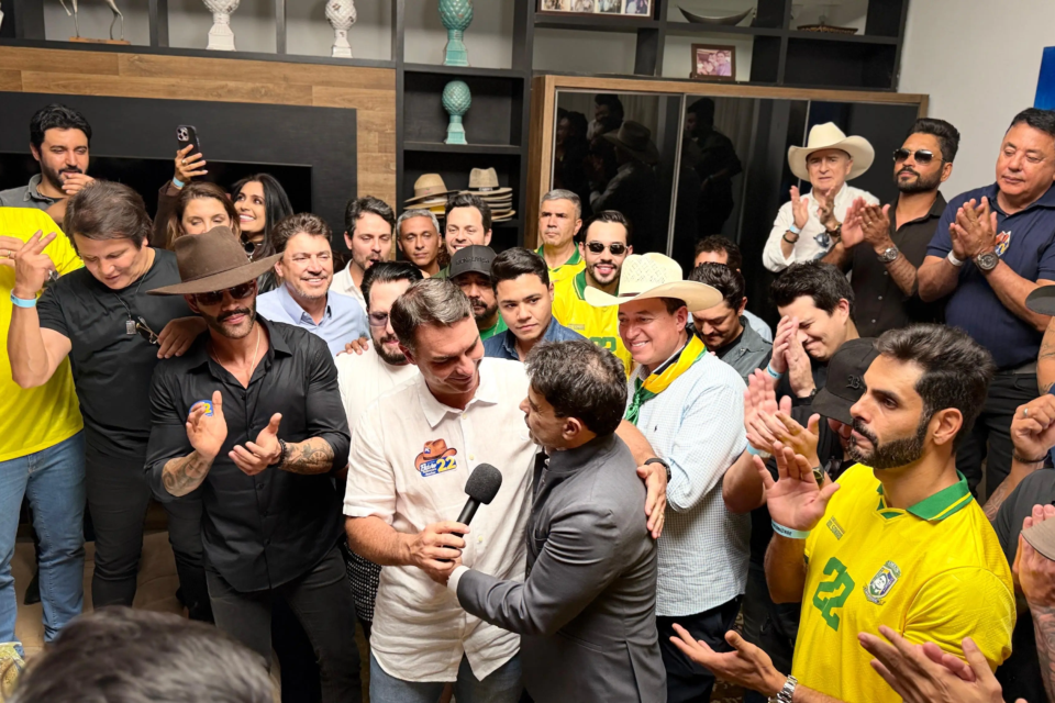 Wilder Morais recebe Flávio Bolsonaro e artistas como Zezé Di Camargo e Amado Batista para gravações de campanha em Nerópolis (foto divulgação)