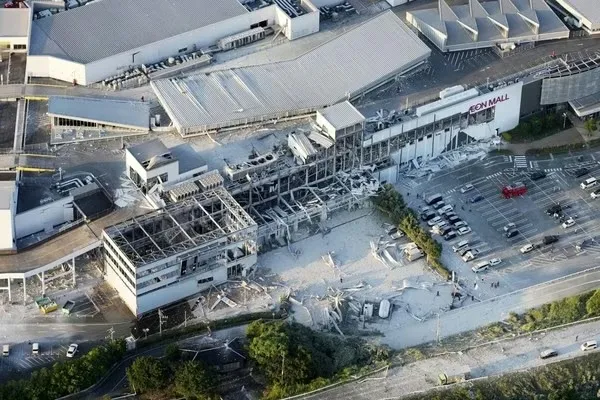 Imagem aérea mostra o shopping Aeon Mall em Kashima, em Kumamoto, parcialmente destruído após terremoto de magnitude 7,1 atingir o sul do Japão em 28 de julho de 2026. — Foto: Kyodo via REUTERS