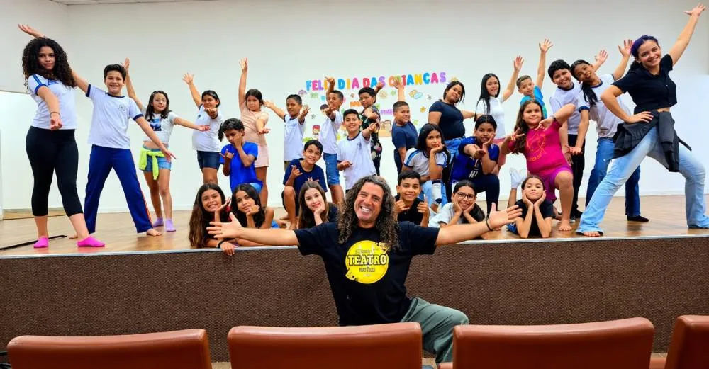 Estudantes do Jardim Petrópolis recebem oficina gratuita de iniciação teatral em Goiânia