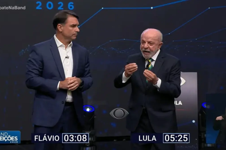 Lula e Flávio Bolsonaro assinam acordo no TSE para liberação mútua de sigilos bancário e telefônico