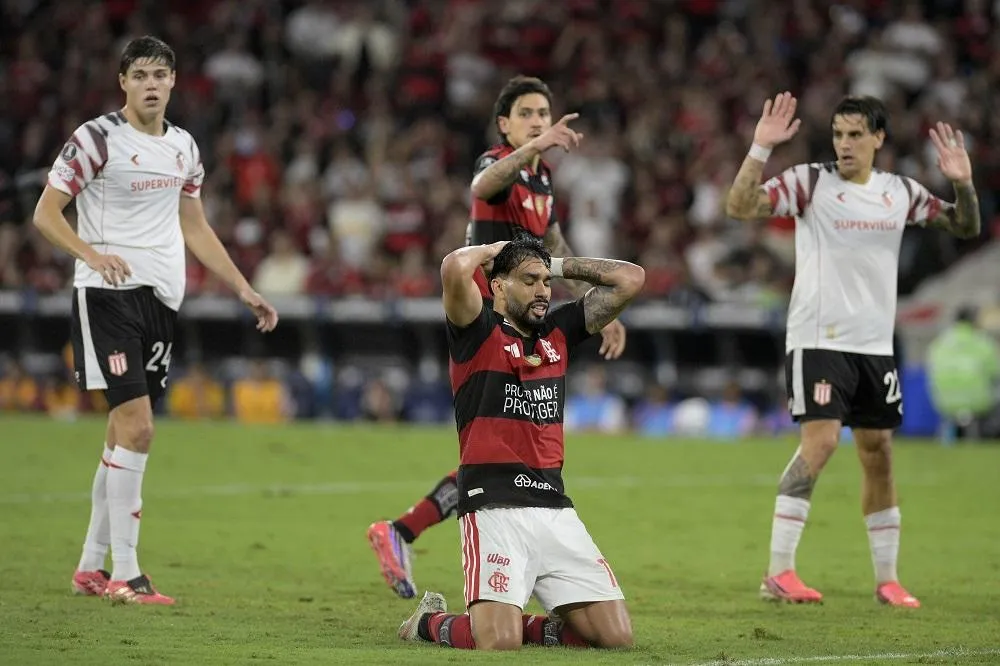Flamengo é eliminado nos pênaltis pelo Estudiantes após noite heroica de Muslera no Maracanã
