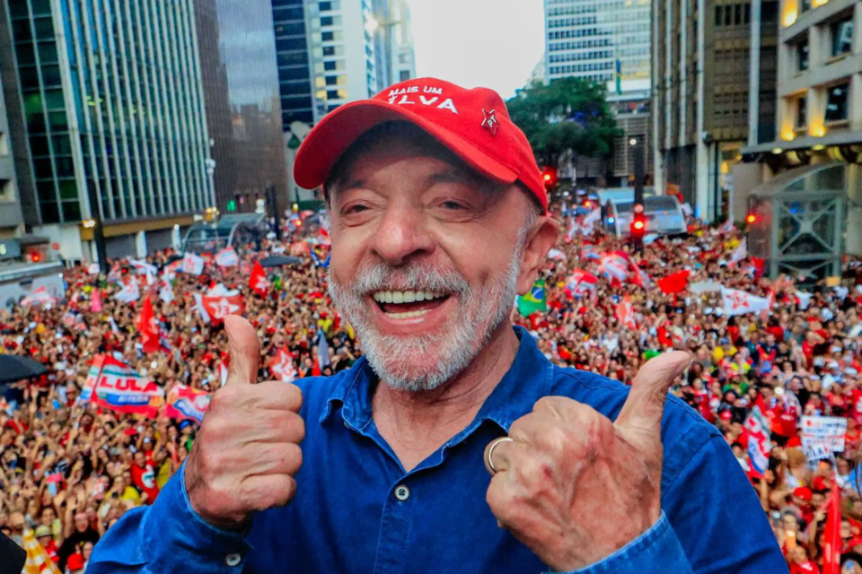 Lula é reeleito presidente do Brasil após virada inédita sobre Flávio Bolsonaro no 2º turno