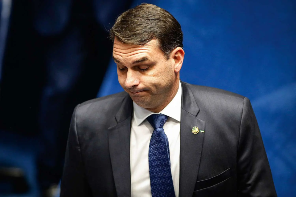 Flávio Bolsonaro fica sem cargo público pela 1ª vez em 24 anos após derrota no 2º turno