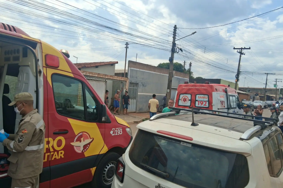 Pai e filho são esfaqueados após discussão por vaga de estacionamento em frente a colégio em Formosa