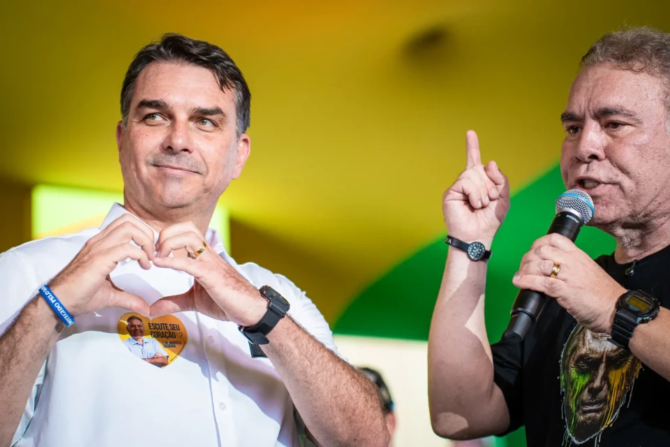 Flávio Bolsonaro viaja para os EUA após descumprir prazo do STF para entrega de passaporte