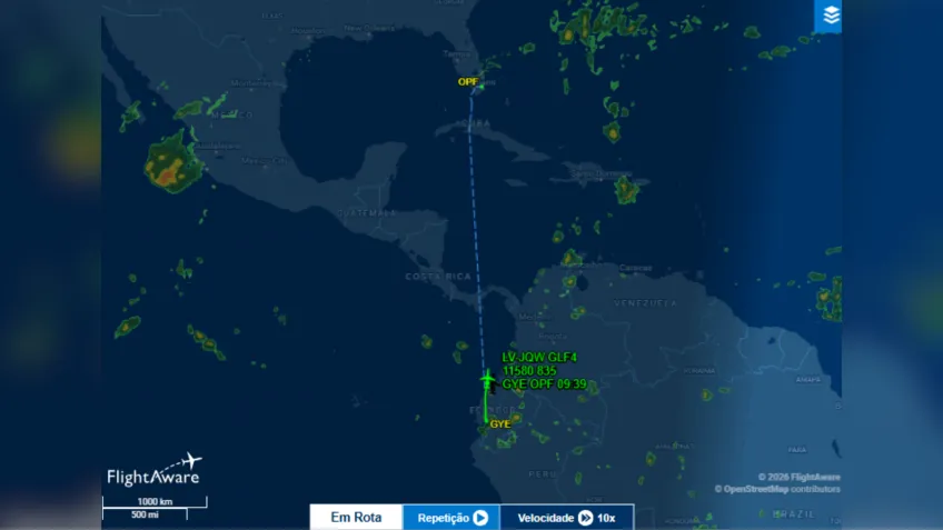 Avião que transporta Flávio Bolsonaro faz escala no Equador e segue rumo a Miami após travessia por fronteira terrestre