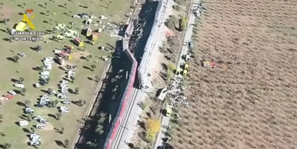 Imagens aéreas mostram trens após colisão fatal na Espanha • GUARDIA CIVIL HANDOUT via REUTERS